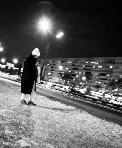 Leningradskoe otoyolunda bir kız otobüs bekliyor. Voykovskaya metro istasyonunun yakınında kış..