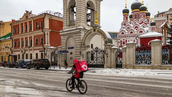 Cyclist Delivers Food Backdrop Old Church Center Moscow Street Photography — Stock Photo, Image