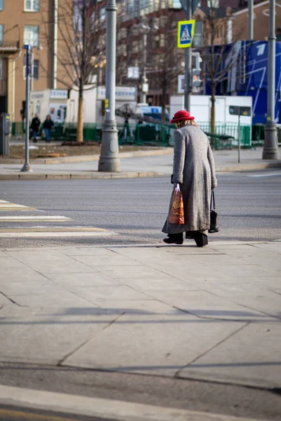 Old Woman Bags Crosses Road — Stock Photo, Image
