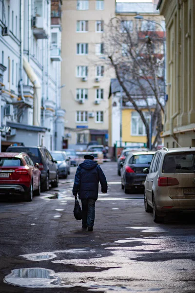 Old Man Walks Home Bag Architecture Old City — Stock Photo, Image
