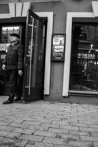 Street Photography Man Comes Out Door Cafe — Stock Photo, Image