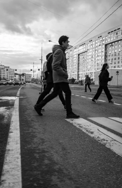 Пасажири Перетинають Дорогу Підземному Перевалі Біля Вулиці Кусінен Москві — стокове фото