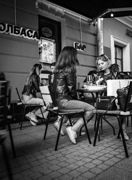 Moscow Metro Kitay Gorod Girls Have Lunch Cafe Street Photography — Stock Photo, Image