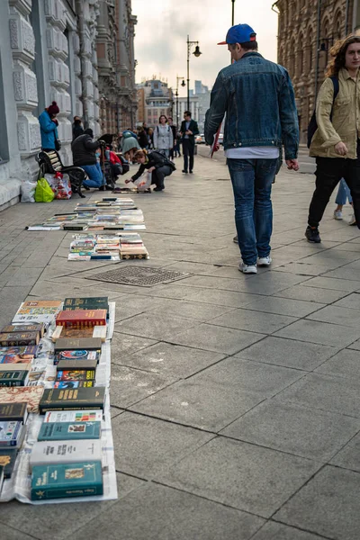 Street Photography Street Sale Icons Books Biblio Globus Bookstore Moscow — Stock Photo, Image