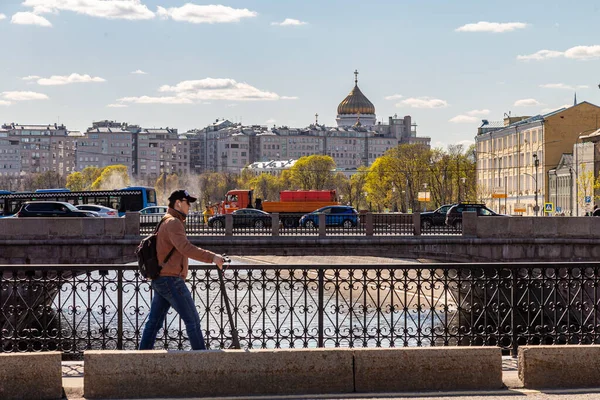 Hombre Puente Río Moscú Centro Ciudad — Foto de Stock