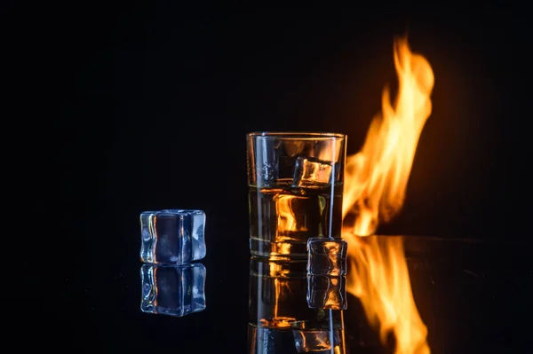 Feuer Und Eis Auf Dunklem Hintergrund — Stockfoto