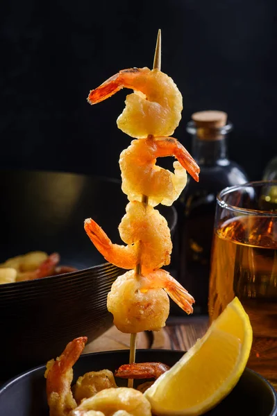 Gambas Fritas Pincho Madera Sobre Fondo Cocina —  Fotos de Stock