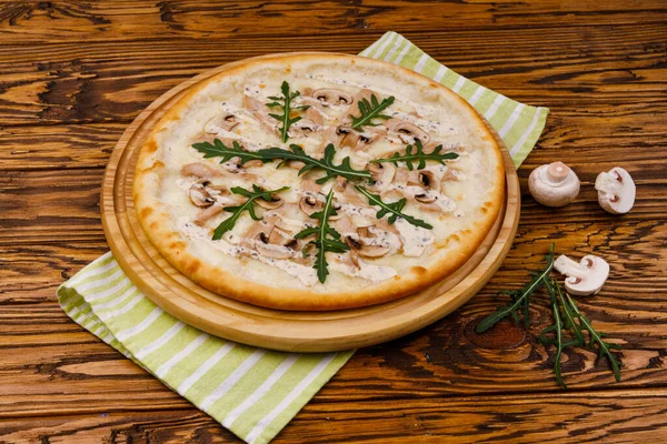 Pizza Mit Pilzen Und Trüffelsauce Auf Holz Hintergrund Für Restaurant — Stockfoto