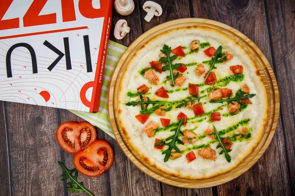 Pizza Mit Lachs Und Tomaten Auf Holz Hintergrund Für Restaurant — Stockfoto