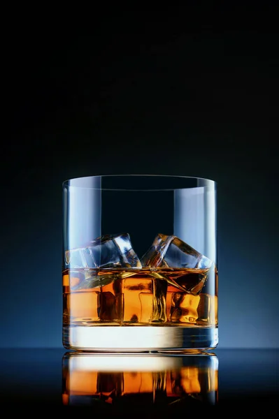 Glas Whisky Mit Eis Auf Dem Hintergrund — Stockfoto