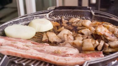 Samgyeopsal ya da Kore barbeküsü, ızgarada domuz göbeği. 