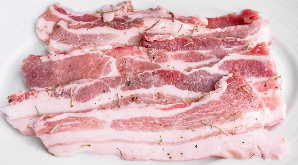 Samgyeopsal ya da Kore mangalı için taze çiğ domuz eti tabağı..