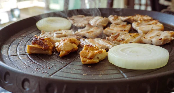 Koreai Bbq Sertés Has Grillezett Hagymával Serpenyőben — Stock Fotó