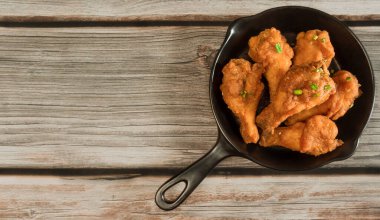 Mini siyah tavada kızarmış tavuk..