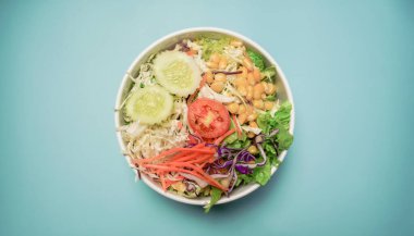 Üst manzara taze sebze salatası..