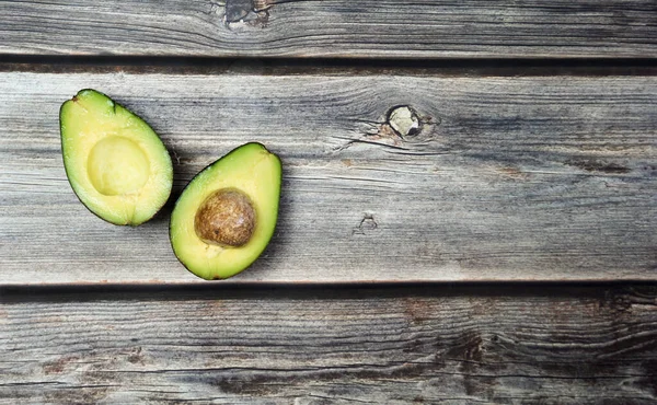 Tahta masada Avokado kesimi üst görünüm.