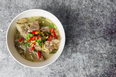 Domuz kaburgalı Tayland baharatlı çorbası..