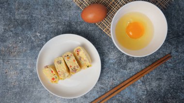 Omlet, sebze ve jambonlu Çin böreği..