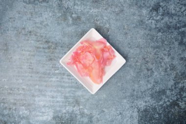 Üst manzara pembe dilimlenmiş turşu zencefil.