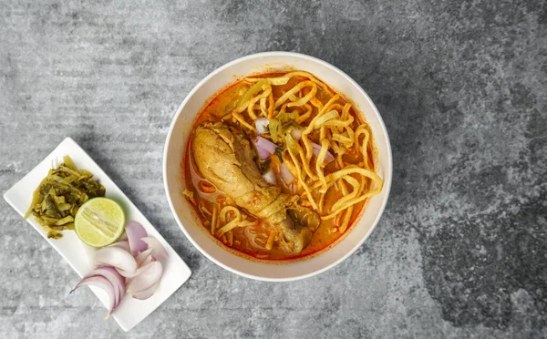 Comida Tailandesa Sopa Fideos Estilo Norte Con Pollo Una Mesa — Foto de Stock