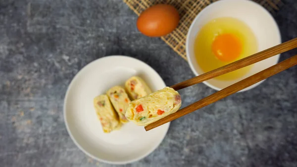 Omelete Focada Seletiva Rolo Ovo Com Legumes Presunto — Fotografia de Stock