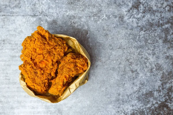 Beton masada, kese kağıdında kızarmış tavuk..