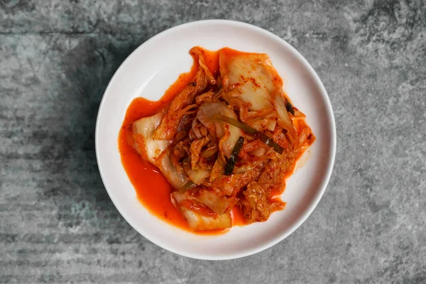 Visão Superior Kimchi Repolho Fatiado Coreano Mesa Concreto Cinza — Fotografia de Stock