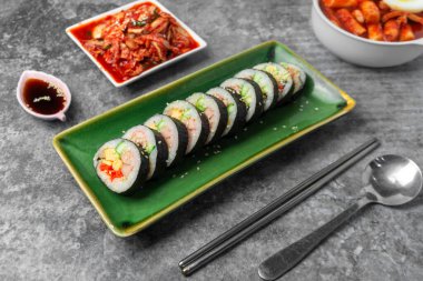 Kore yemeği, Gimbap veya Kimbap deniz yosunu pirinç rulosu ve kimchi mezesi..