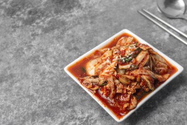 Kore mezesi, Çin lahana turşusu gri beton masada...