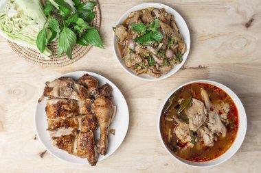 Tahta masada Tayland yemeği var..