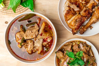 Tahta masada Tayland yemeği var..