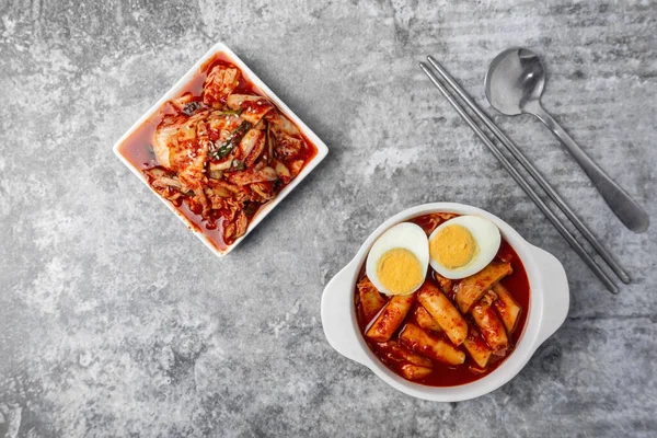 Yumurtalı Tteokbokki (Baharatlı Pirinç Kekleri), Kore sokak yemekleri.