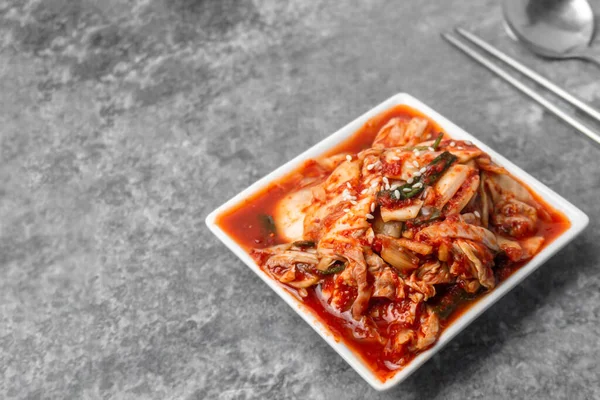 Kore mezesi, Çin lahana turşusu gri beton masada...