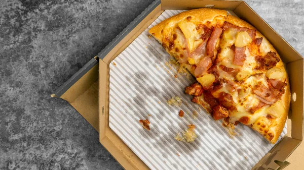 Kutuda pizza dilimleri