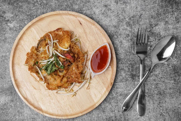 Beton masada kızarmış midyeli omlet..                                          