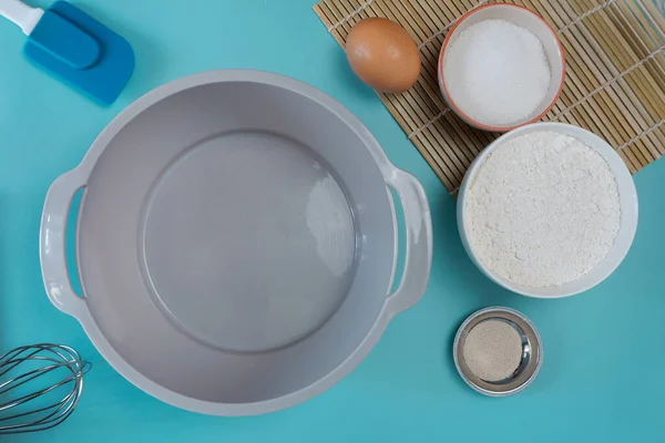 Pasta fırını için yemek malzemeleri un, şeker, yumurta, maya ve aletlerdir.