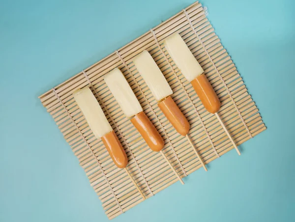 Şişte pişmemiş sosisli peynir. 