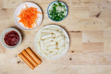Tteteokbokki (Baharatlı Pirinç Kekleri), Kore sokak yemekleri için en iyi görünüm hammaddesi.