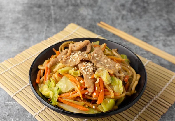 Fideos Yakisoba Con Cerdo Comida Japonesa Tazón Negro — Foto de Stock