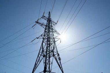 Güneşli bir günde elektrik hattı