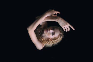 Güzel bir sarışının güzel elleri