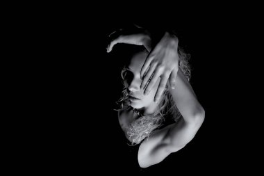 Güzel bir sarışının güzel elleri