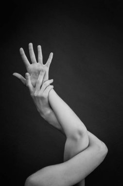 Güzel bir sarışının güzel elleri