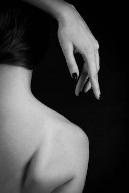 Güzel bir sarışının güzel elleri