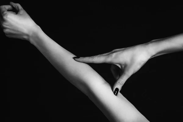 魅力的なブロンドの美しい手 — ストック写真