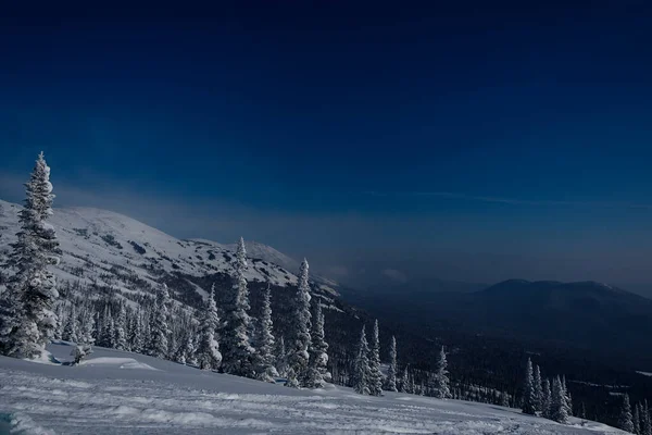 Solig Vintermorgon Bergen Sheregesh Skidspåret — Stockfoto