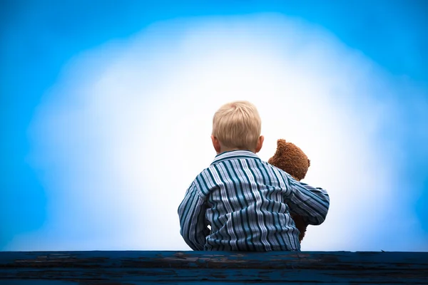 Kind und Teddy auf dem Dach — Stockfoto