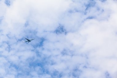 Yüksekten uçuyor uçak