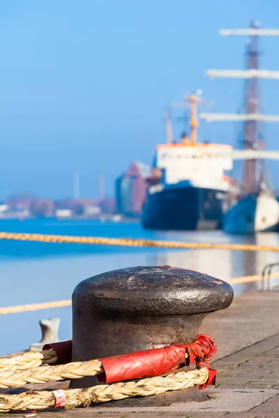 Bolardo Puerto Con Cuerda Gruesa Fondo Barco Viejo Muelle Largo — Foto de Stock