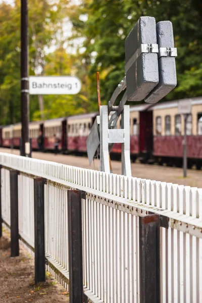 Landsbygdens train station plattform staket — Stockfoto